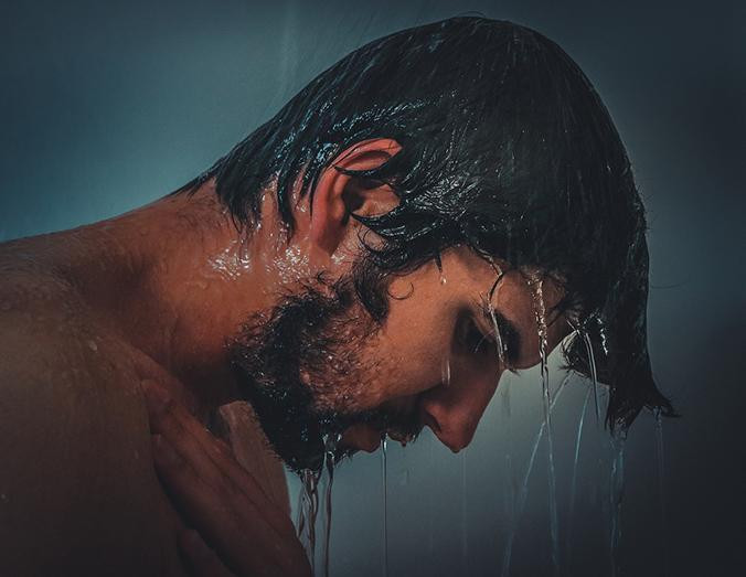 Hombre lavándose el pelo en la ducha / PIXABAY