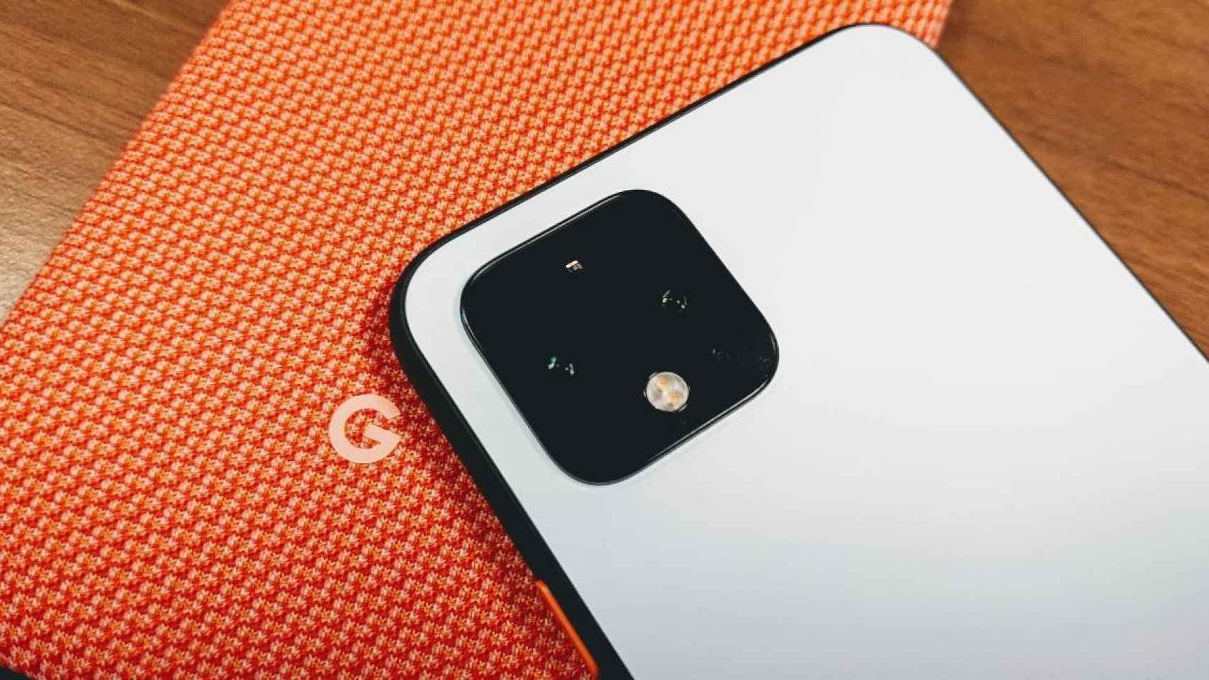 El teléfono Google Pixel 4 sobre un funda con el logo de la compañía / EP
