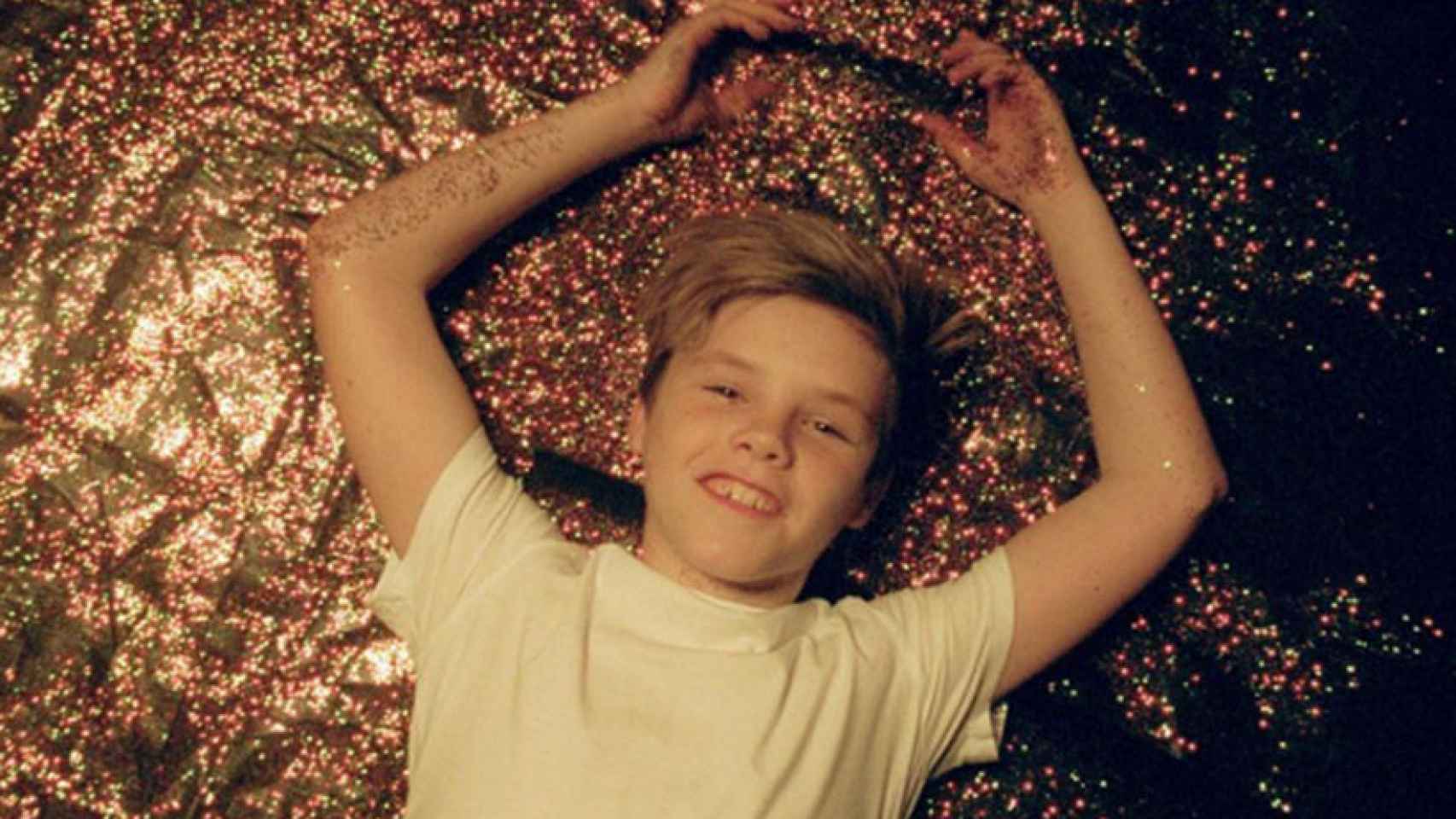 El hijo de David Beckham, Cruz, en el vídeo de su canción 'If everyday was Christmas' / CD