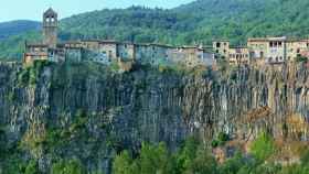 Imagen de Castellfollit de la Roca suspendido en el acantilado / TURISMO DE LA GARROTXA
