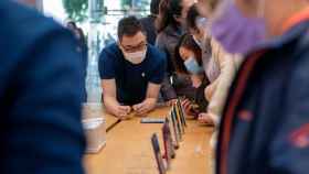 Clientes chinos en una Apple Store de Shanghái / EP