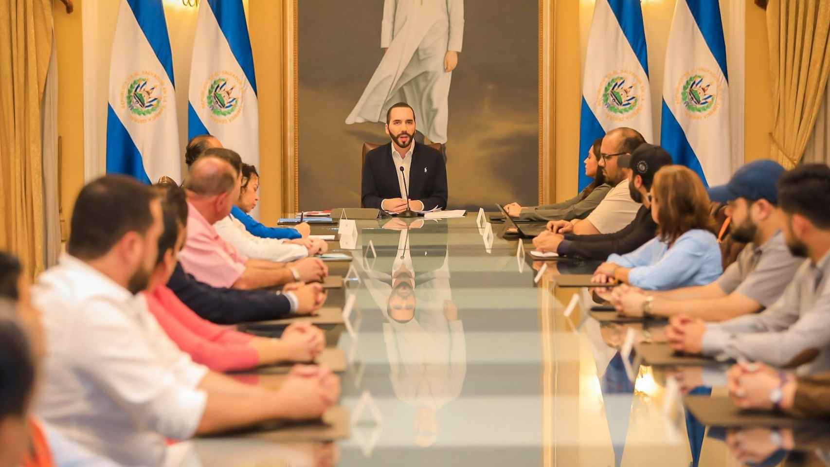 Nayib Bukele, presidente de El Salvador, con su equipo de gobierno / EP