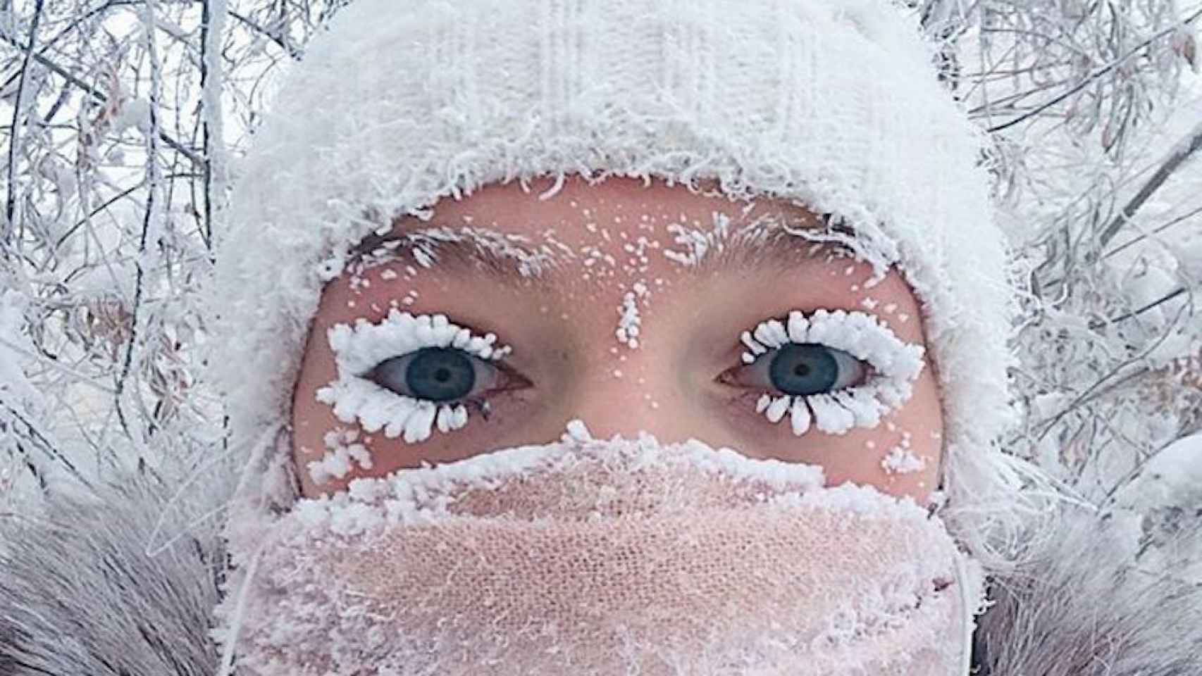 Una joven con las pestañas y la cara congelada en Siberia