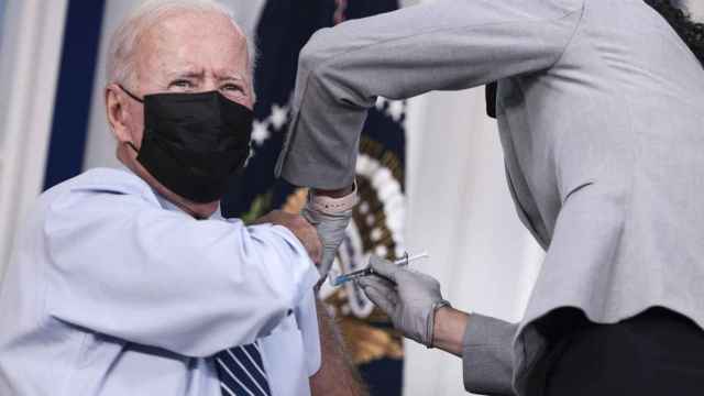 Biden recibe la tercera dosis de la vacuna contra el coronavirus /EP