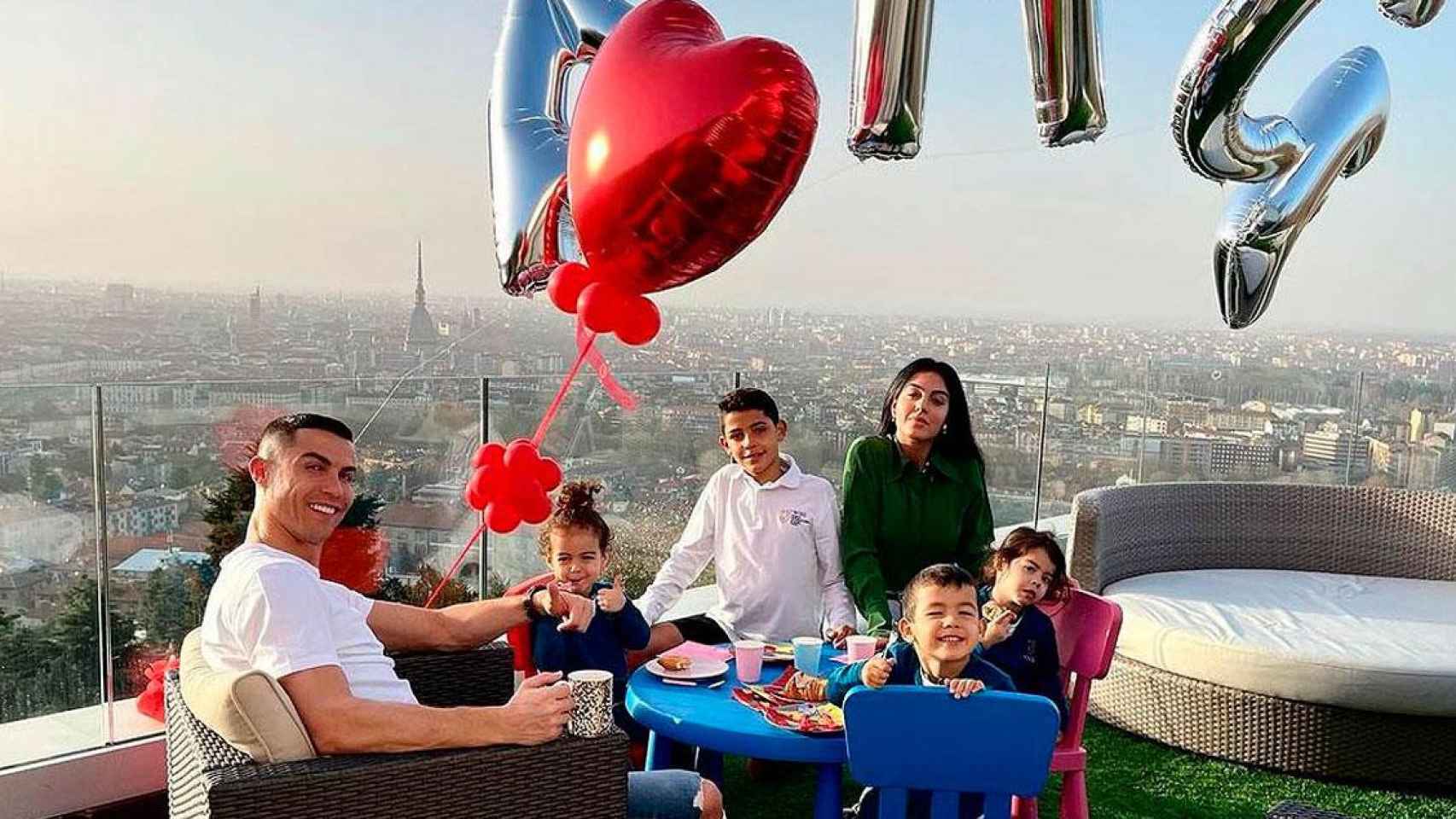 Cristiano Ronaldo y Georgina Rodríguez junto a sus hijos