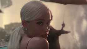 Una foto de Ariana Grande en el videoclip de su nuevo single