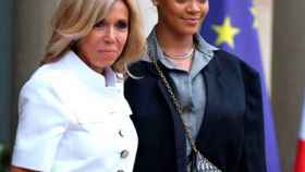 Brigitte Macron y Rihanna, en las puertas del Elíseo / CD
