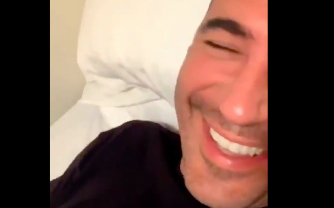 Miguel Ángel Silvestre riendo a carcajada limpia tumbado en la cama / INSTAGRAM