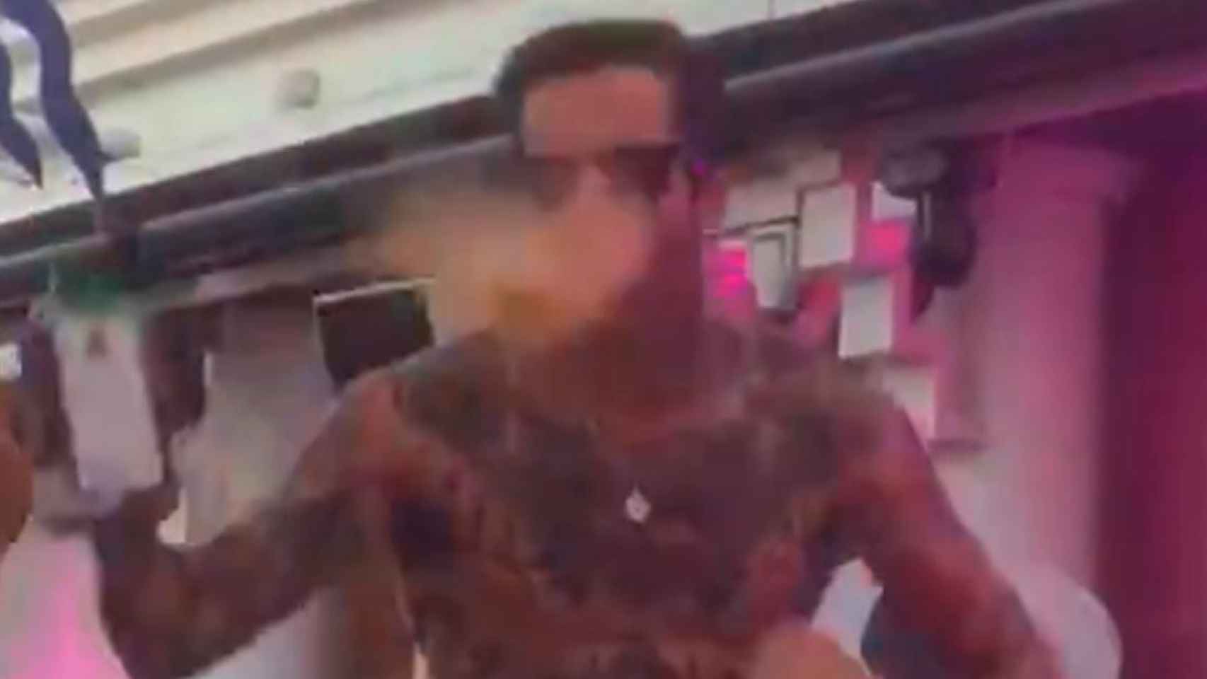 Un integrante de Les Castizos escupe al público en una discoteca