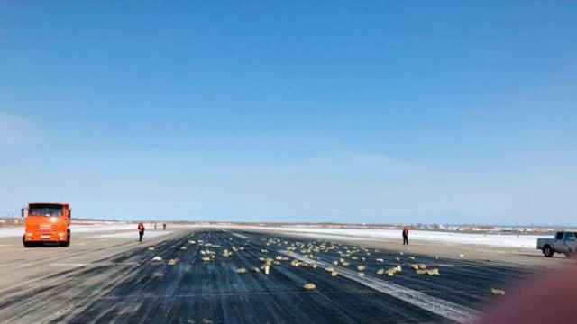 La pista del aeropuerto de Yakutsk donde cayeron las tres toneladas de lingotes de oro del avión en Rusia / CG