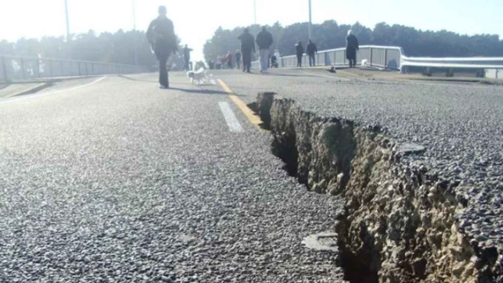 Una foto de archivo de una carretera abierta tras un terremoto