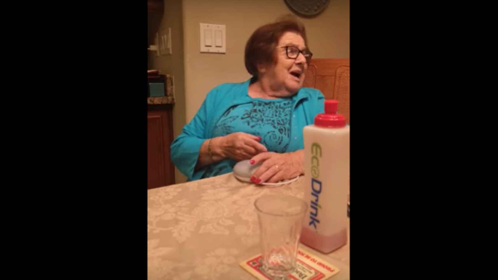 La abuela prueba el Google Home