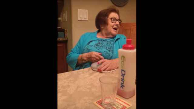 La abuela prueba el Google Home