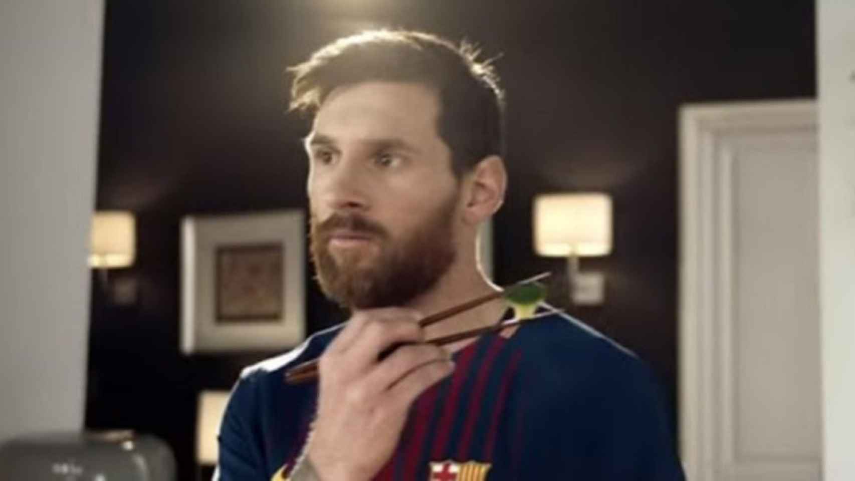 Leo Messi con un brocoli