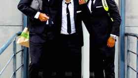 Arturo Vidal, Gerard Piqué y Jordi Alba posan con los nuevos uniformes