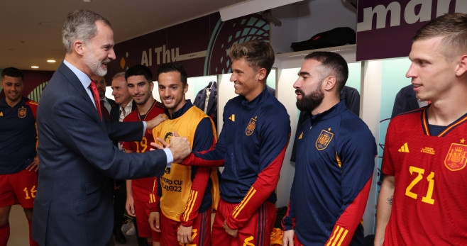 Felipe VI saluda a los jugadores españoles tras ganar a Costa Rica / EFE