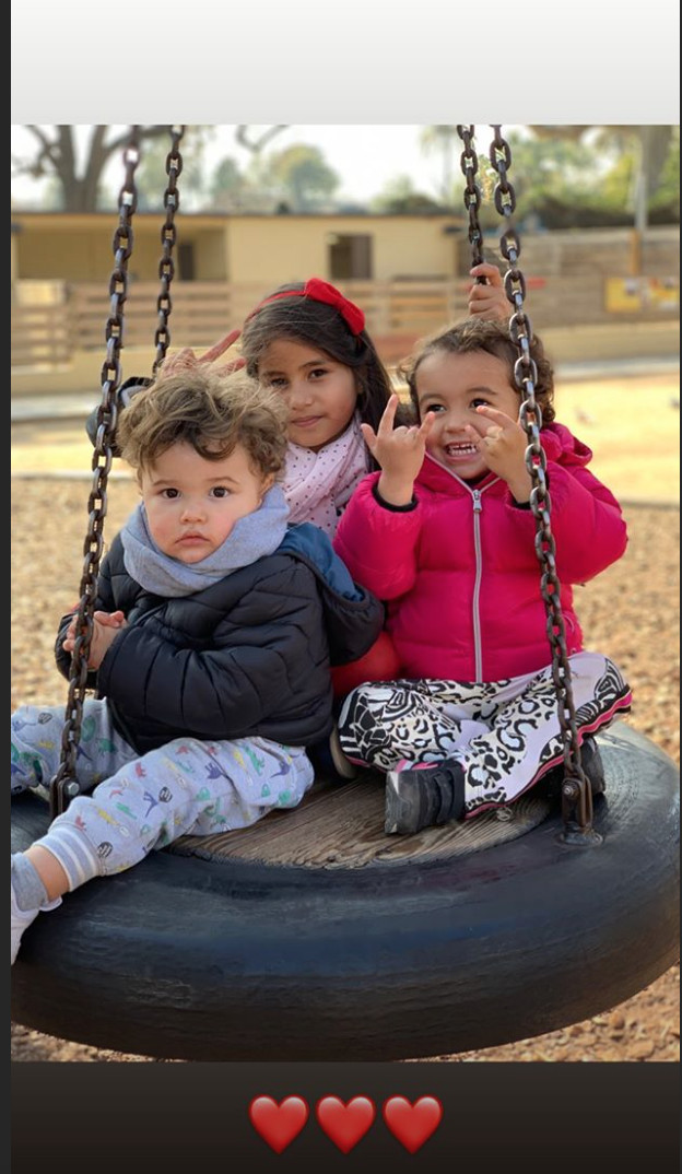 María, hija de Coutinho, con unos primos en el zoológico de Barcelona
