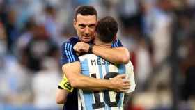 Scaloni abraza a Messi tras ganar un partido en el Mundial de Qatar / EFE