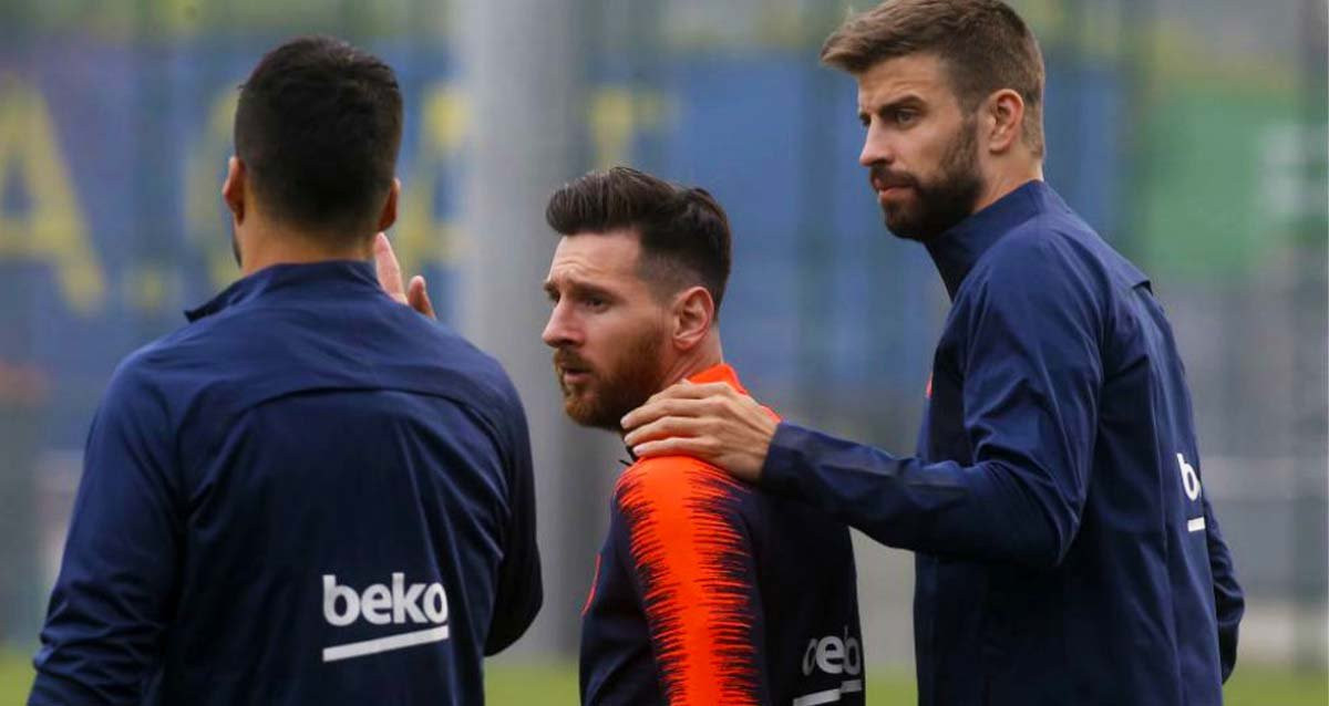 Gerard Piqué acaricia a Messi por la espalda en presencia de Luis Suárez / ARCHIVO