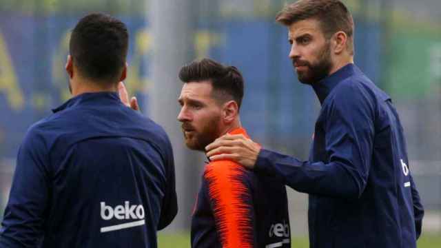 Gerard Piqué acaricia a Messi por la espalda en presencia de Luis Suárez / ARCHIVO