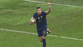 Mbappé, con el puño al aire, tras anotar uno de sus dos goles en la final del Mundial / EFE