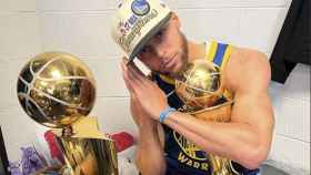 Stephen Curry, celebrando uno de sus títulos de NBA con los Warriors / Stephen Curry