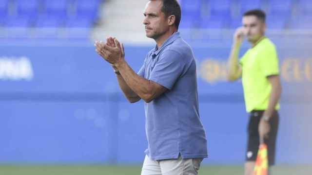 Sergi Barjuan dirigiendo al Barça contra el Costa Brava / FC Barcelona