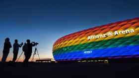 El Allianz Arena de Munich, iluminado con la bandera arcoiris, en una imagen de archivo de 2016 / EFE