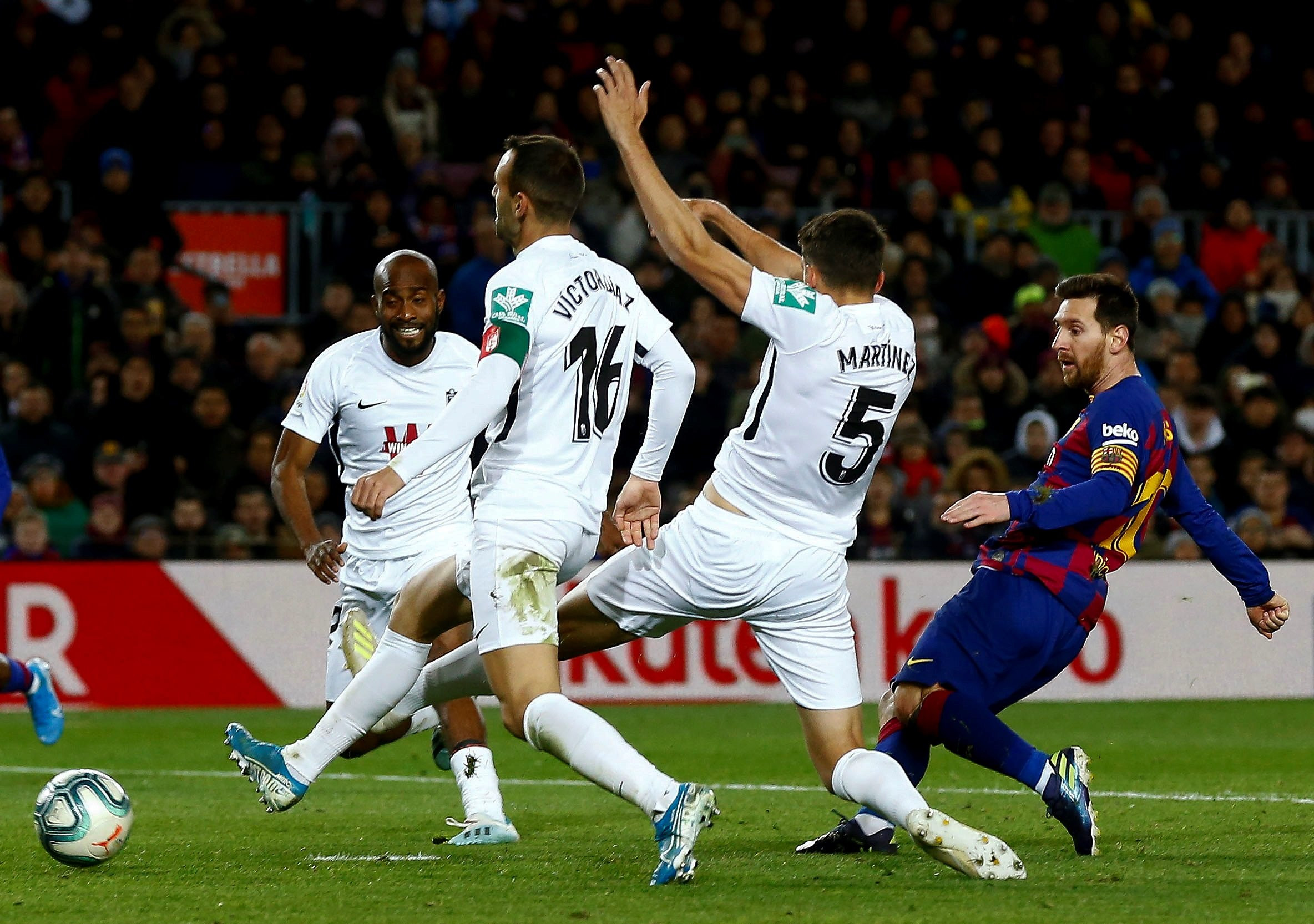 Leo Messi en la acción del Barça contra el Granada / EFE