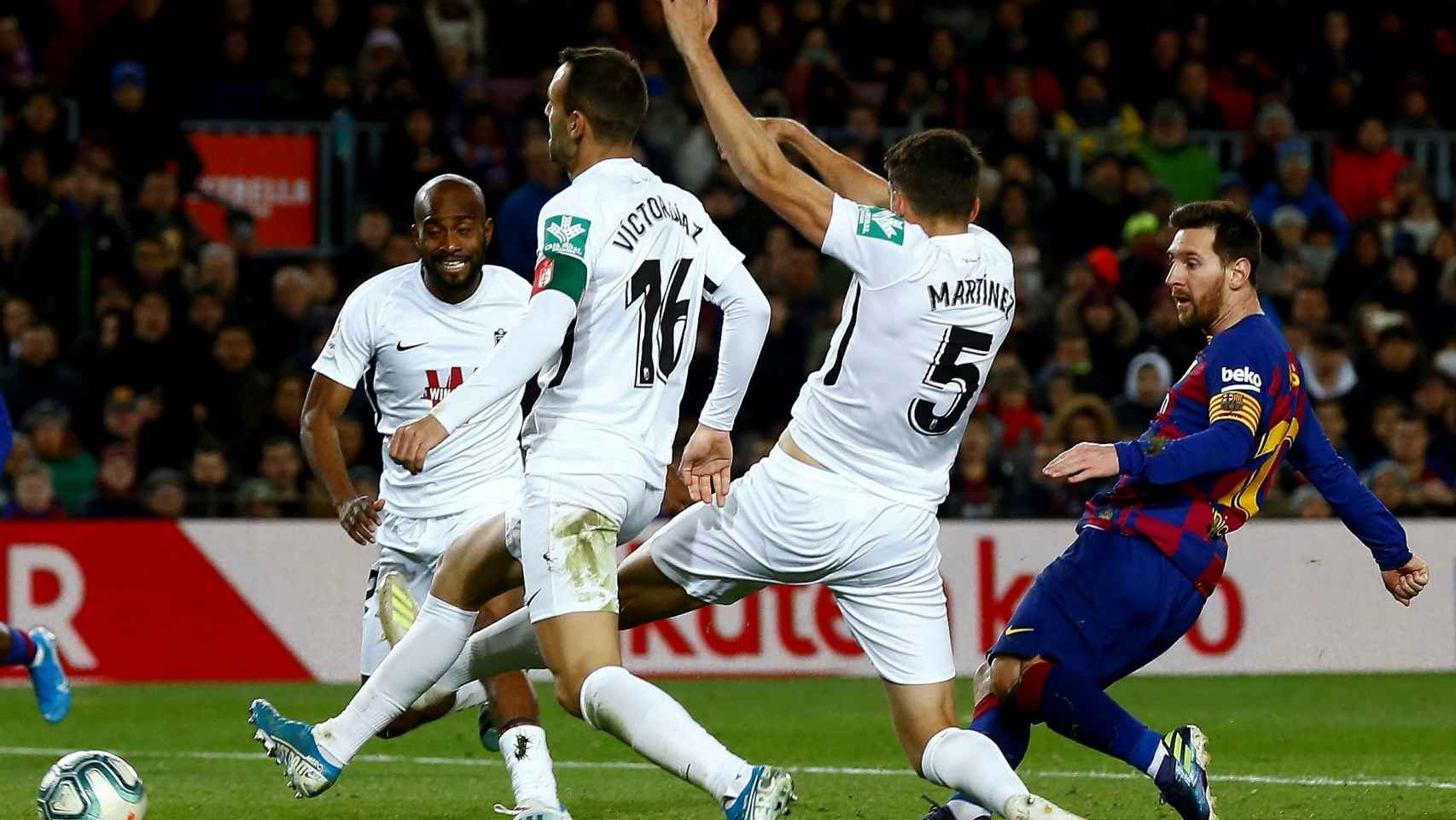 Leo Messi en la acción del Barça contra el Granada / EFE