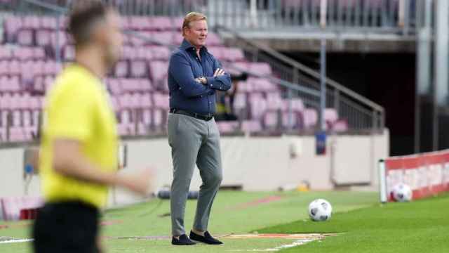 Ronald Koeman en el banquillo del Barça durante un encuentro / FCB