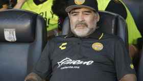Maradona sentado en el banquillo de Dorados de Sinaloa / EFE