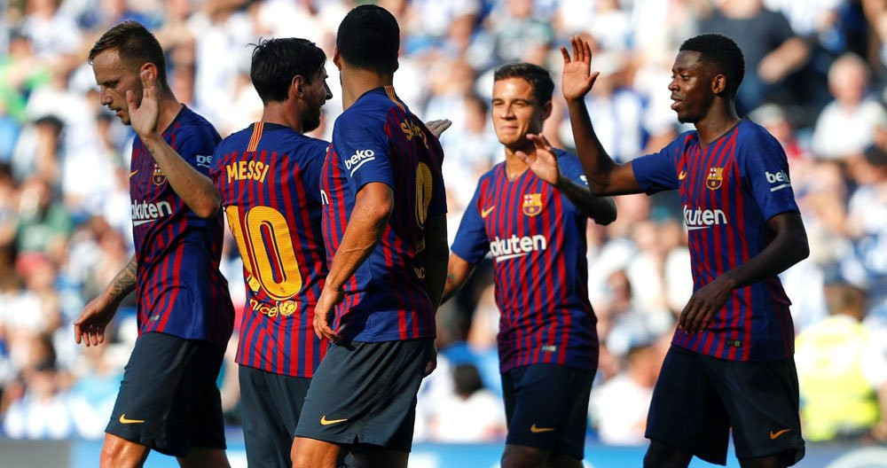 Rakitic, Messi, Suárez y Coutinho felicitan a Dembelé tras su gol en el Real Sociedad-Barça / EFE