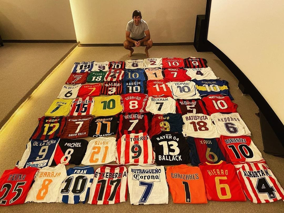 Raúl con su colección de camisetas