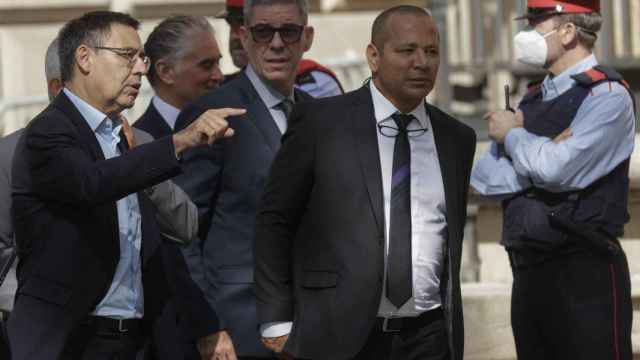 Bartomeu y el padre de Neymar salen juntos de la Audiencia Provincial de Barcelona / EFE
