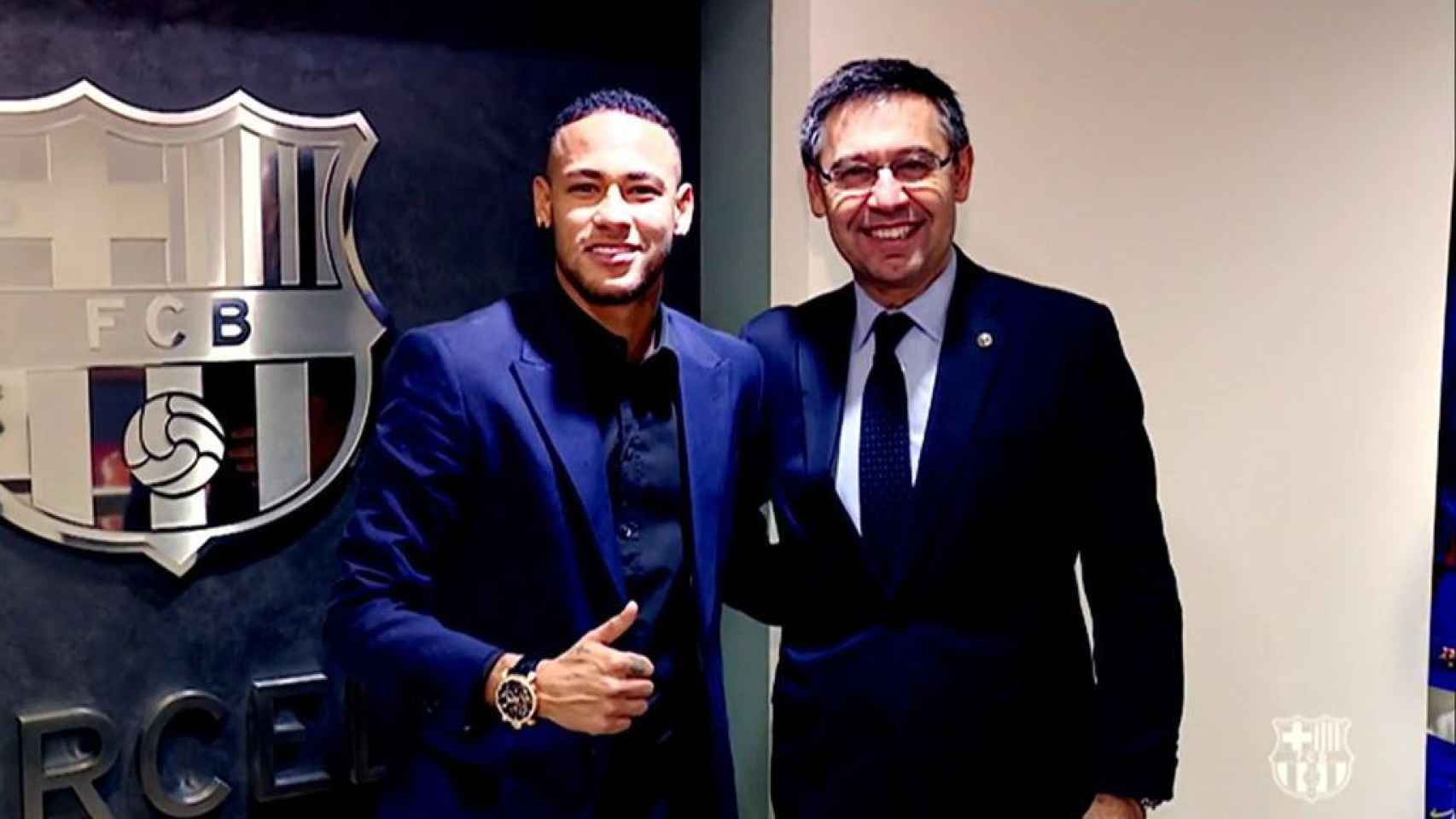 Neymar posa con Bartomeu en su última renovación de contrato con el Barça / FCB