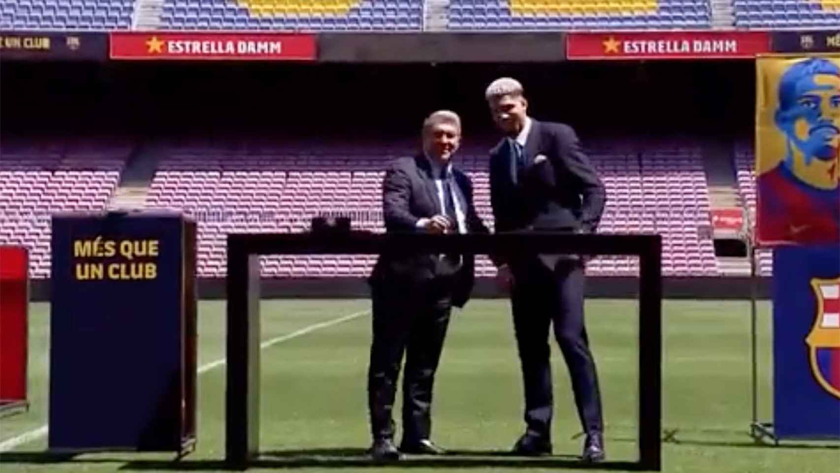 Joan Laporta y Ronald Araujo, durante el acto de renovación en el Camp Nou / FCB