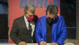 Joan Laporta con Xavier Sala-i-Martin dándole la firma como aval / 'Estiemem el Barça'