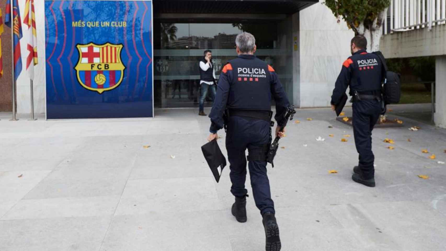 Una imagen de archivo de los Mossos entrando en las oficinas del Barça / Redes