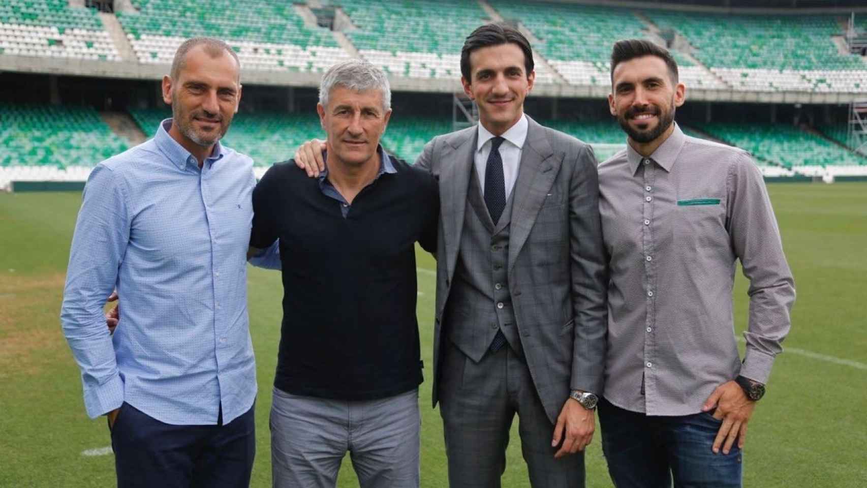 Edoardo Crnjar, con Setién y su cuerpo técnico cuando ficharon por el Betis | REDES