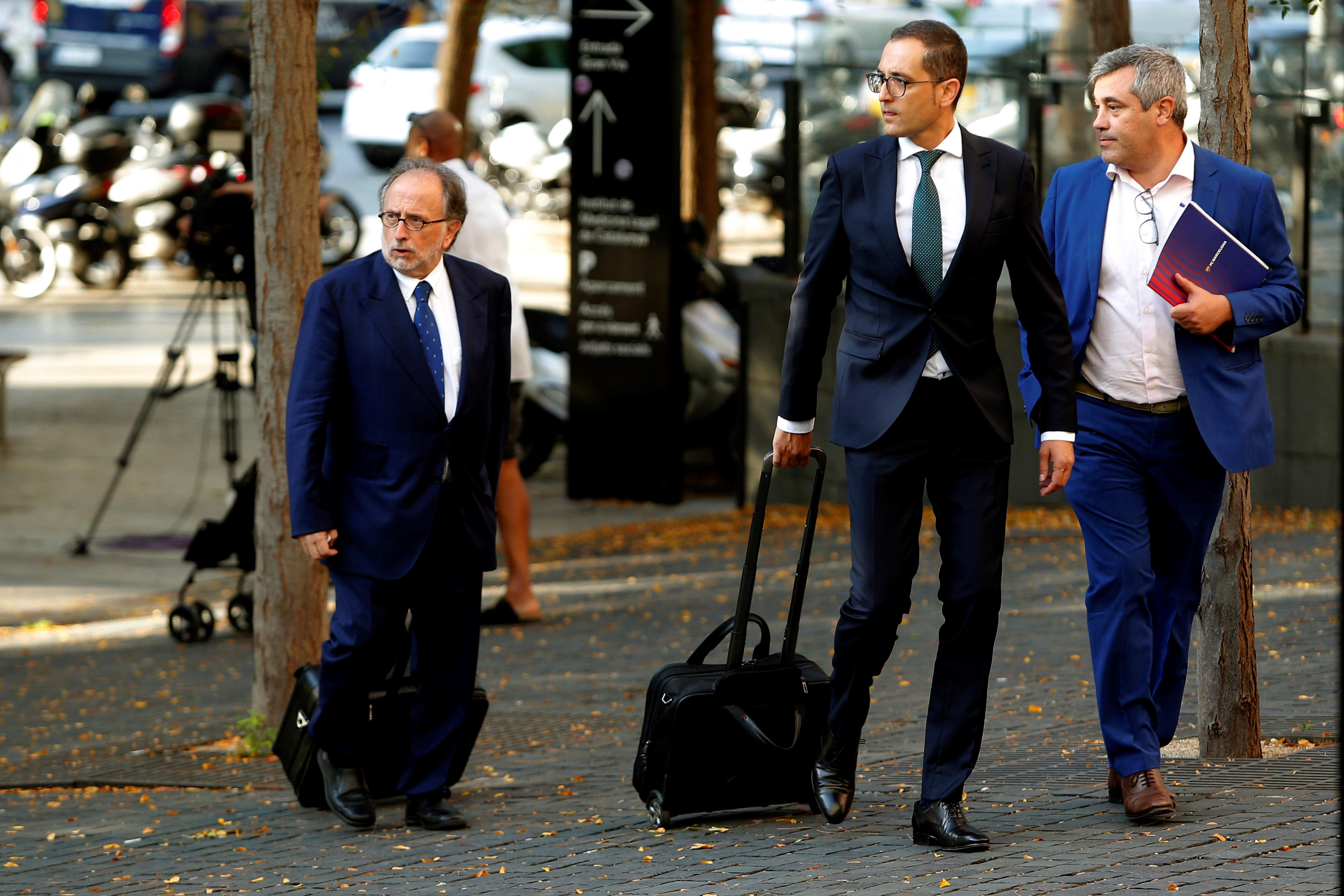 Una foto de los abogados del FC Barcelona, Josep Maria Costa, Quim Torrecillas y Carles McCragh, a su llegada esta mañana a la Ciutat de la Justicia / EFE