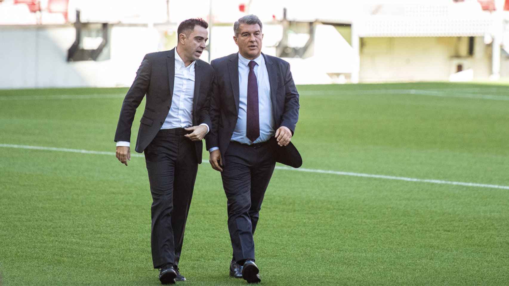 Joan Laporta y Xavi Hernández, caminando sobre el césped del Camp Nou / REDES