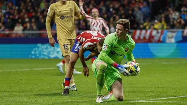 Ter Stegen protege el balón ante una ocasión del Atlético de Madrid / EFE