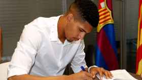 Ronald Araujo, firmando su contrato con el FC Barcelona / FCB