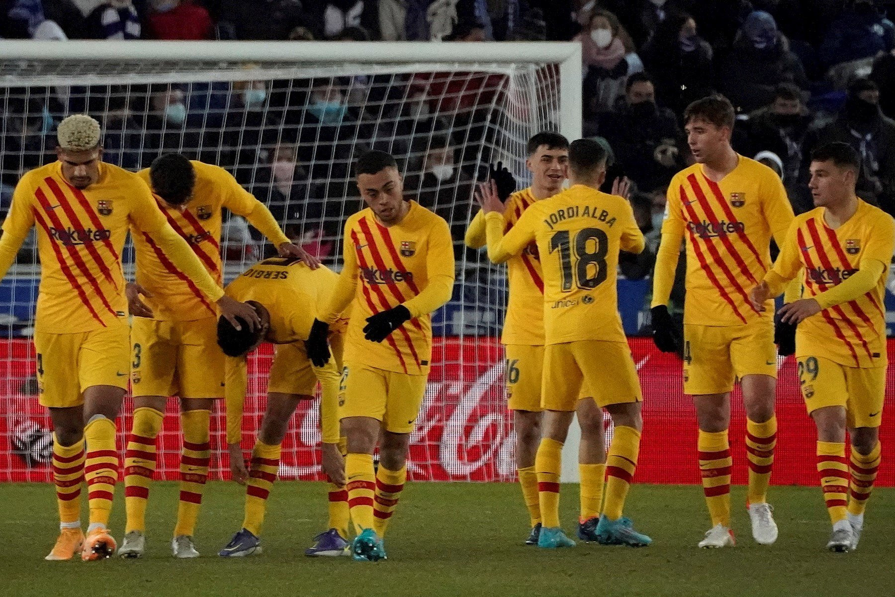 El FC Barcelona, celebrando el triunfo cosechado en Vitoria / EFE