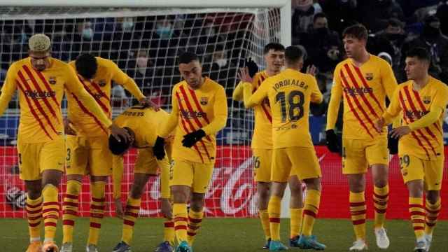 El FC Barcelona, celebrando el triunfo cosechado en Vitoria / EFE