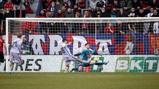 Nico, centrocampista del Barça, en el instante en el que marca su primer gol a Osasuna / EFE