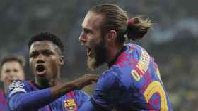 Ansu Fati y Óscar Mingueza, comparten la alegría por la victoria del Barça en Kiev / EFE