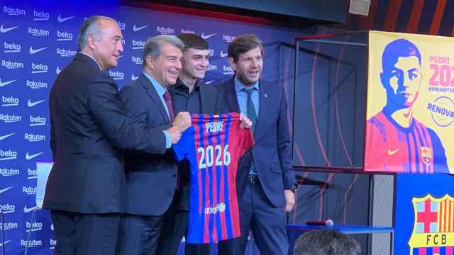 Pedri, con Laporta, Rafa Yuste y Mateu Alemany, escenifica su renovación hasta 2026 / CULEMANIA