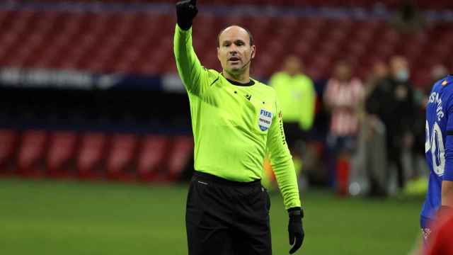 Mateu Lahoz dirigiendo un partido de la Liga / EFE